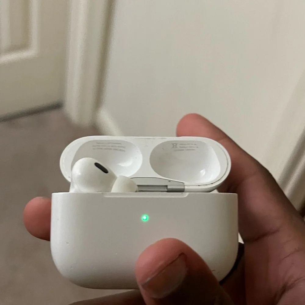 Apple White Bluetooth Headset with Noise Cancellation